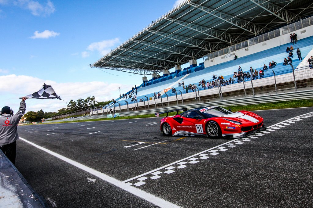 Mikkel Mac og Alessandro Pier Guidi kører over målstregen i første afdeling af GT Open
(Foto: Roberto Conti)